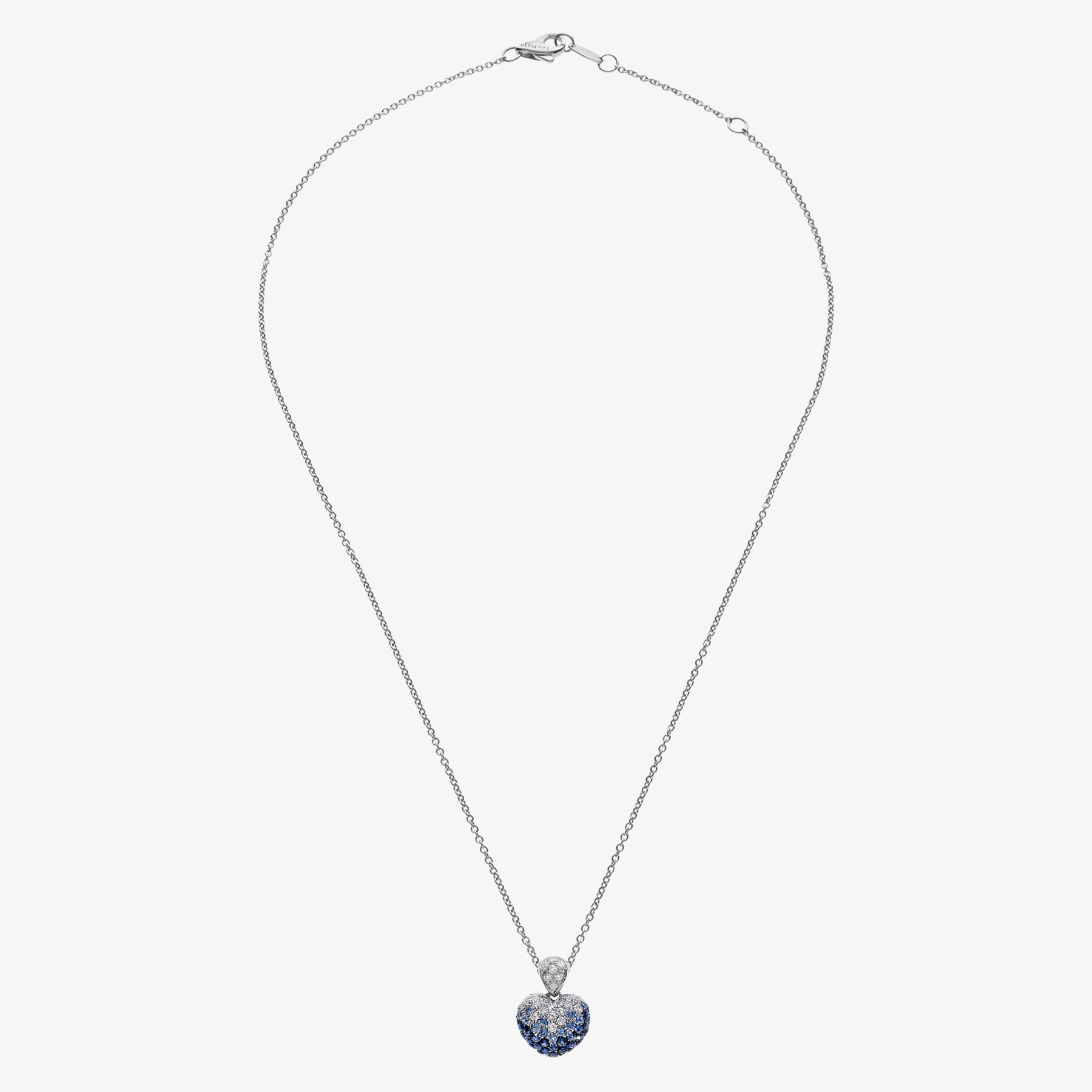 Collana con ciondolo cuore in oro bianco 18 carati con pavè di diamanti e zaffiri blu sfumati